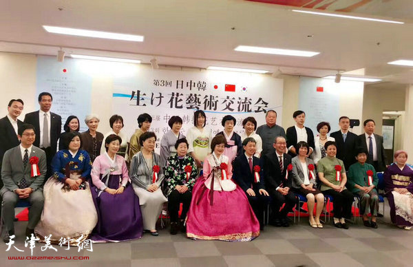 图为马孟杰、马丽亚在第三届中日韩插花艺术交流会