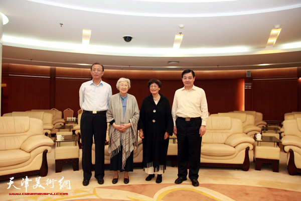 资中筠先生（左二）与天津高新区工委副书记、巡视员张世军（右一）在天津高新区。