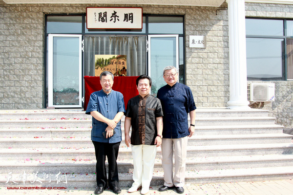 左起：李沃源、李锐钧、娄震宇在揭牌仪式现场。