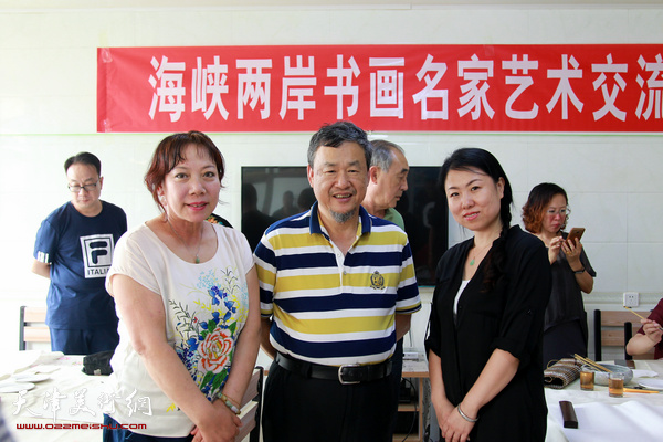 左起：郑二凤、李沃源、恒美松在艺术交流活动现场。