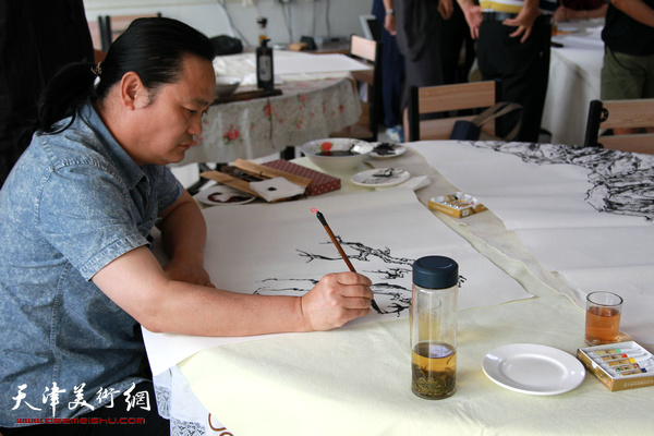 孙连元在艺术交流活动上创作。