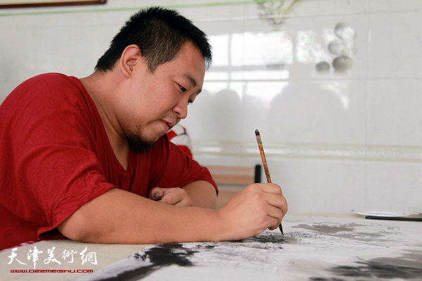 李学龙在艺术交流活动上创作。