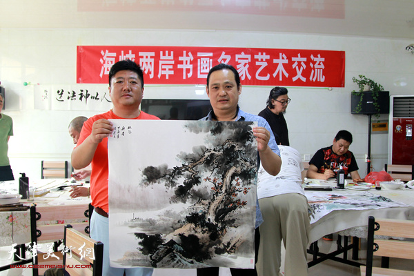 孙连元、郭有泉在艺术交流活动上展示作品。