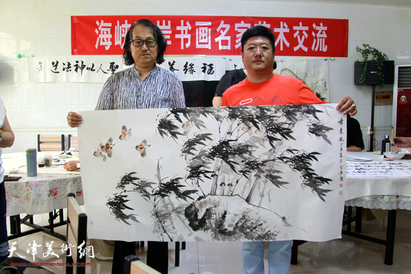 陈学周、郭有泉在艺术交流活动上展示作品。
