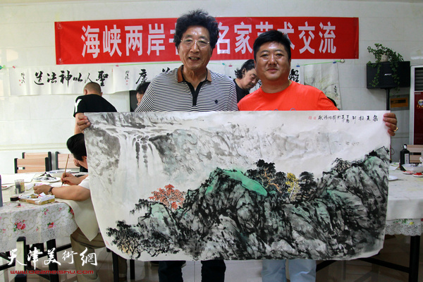 李鸿献、郭有泉在艺术交流活动上展示作品。