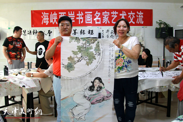 郑二凤、郭有泉在艺术交流活动上展示作品。