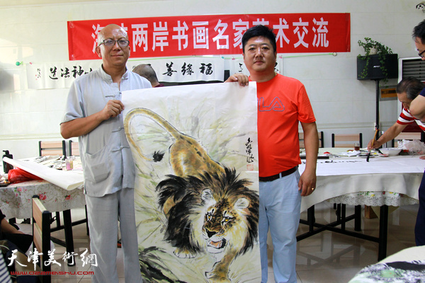 贾文辉、郭有泉在艺术交流活动上展示作品。
