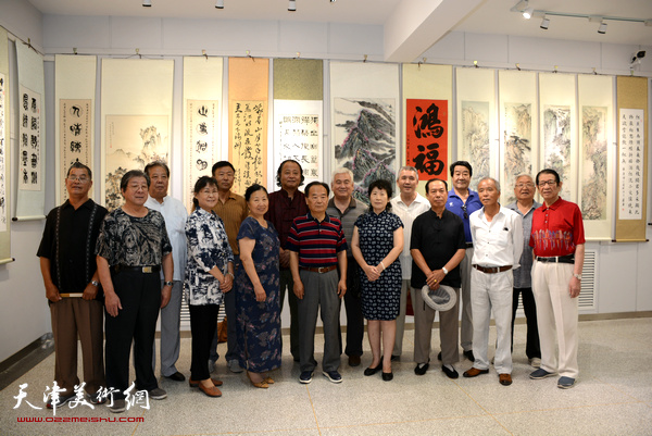 西沽画社领导与部分参展画家在画展现场。
