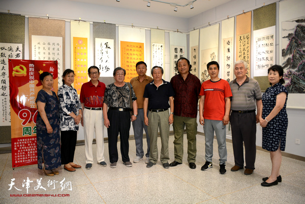 天津美术家协会副主席刘国胜莅临画展现场。