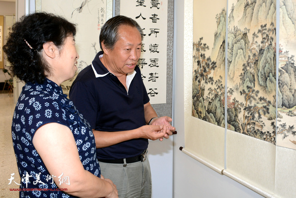 刘国胜与杜秀兰观赏展品。