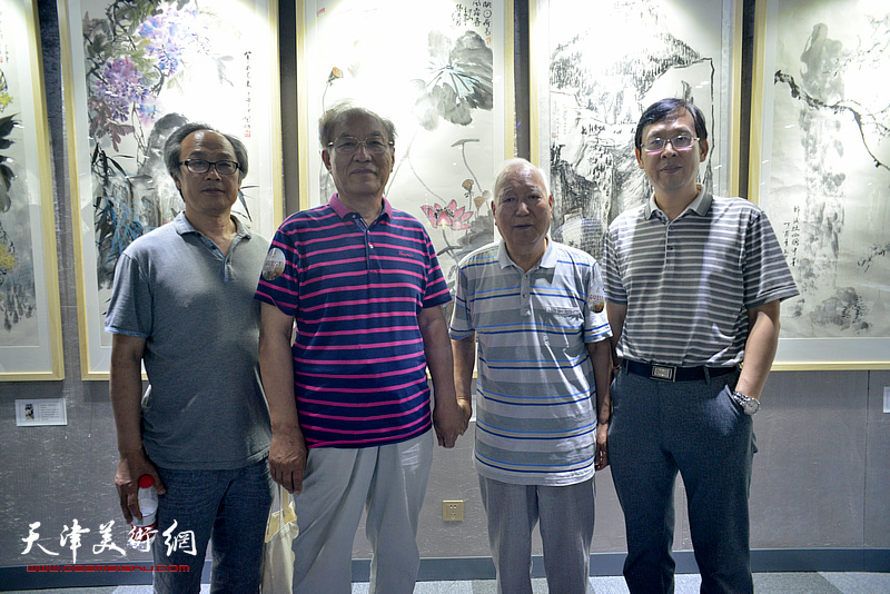 焦俊华、左起：陈福春、何延喆、焦俊华、路洪明在画展现场。
