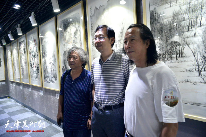 左起：刘向东、路洪明、周世麟在画展现场。