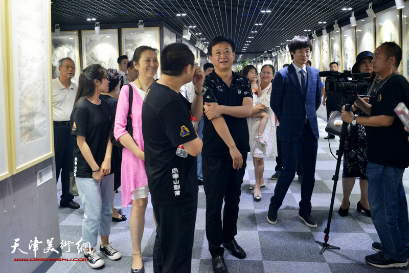 中央电视台主持人、中国文联电视艺术家协会诗书画学会副会长朱军前来观看展览。