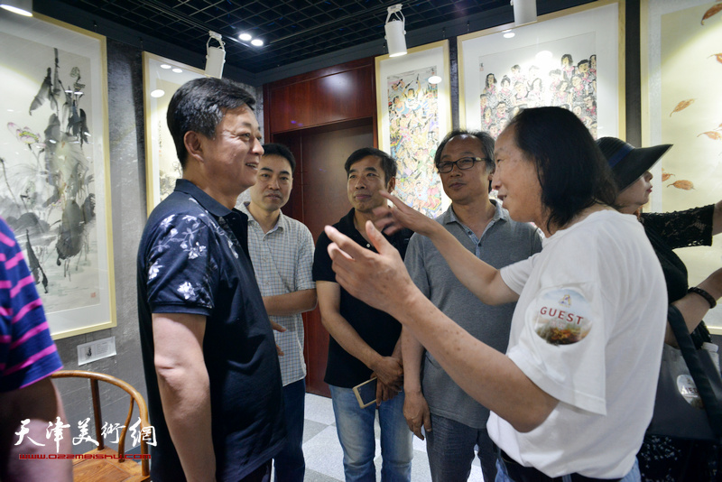 朱军在展览现场与周世麟、陈福春、陆家明、高山交流。
