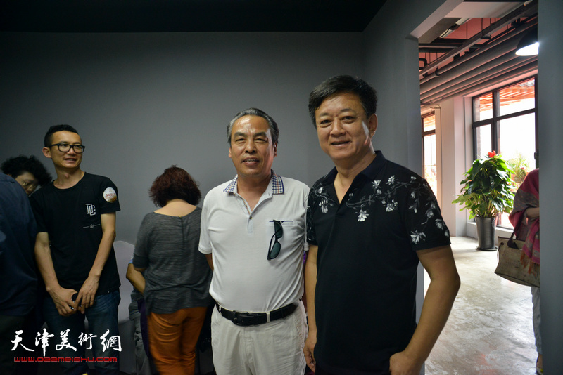 朱军与李寅虎在画展现场。