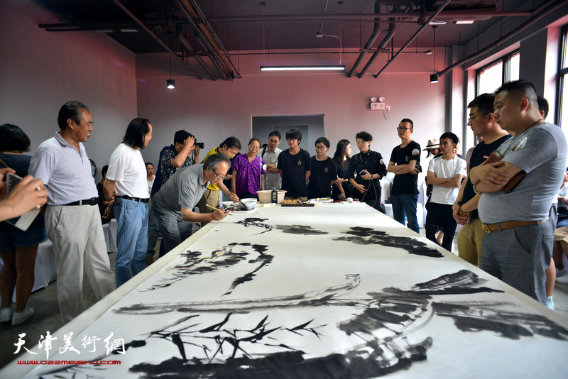 天津美院艺术家创作巨幅花鸟画《光影彩墨花好月圆》