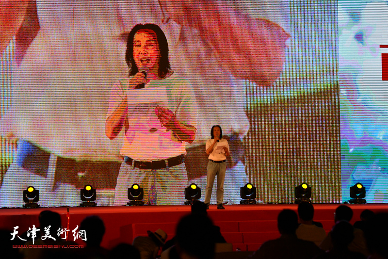 周世麟代表艺术家在中国电影产业孵化基地启幕盛典暨中国电影基金会光影彩墨艺术馆开馆仪式上致辞。 