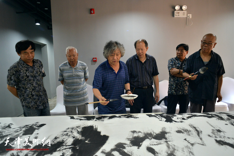 天津美院艺术家创作巨幅山水画《山高水长定军山》。