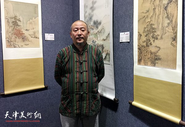 天津著名画家缪文杰在画展上。