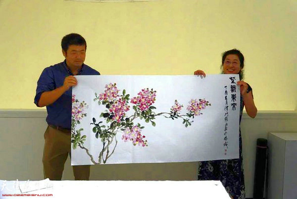张永敬教授在现场书画表演。