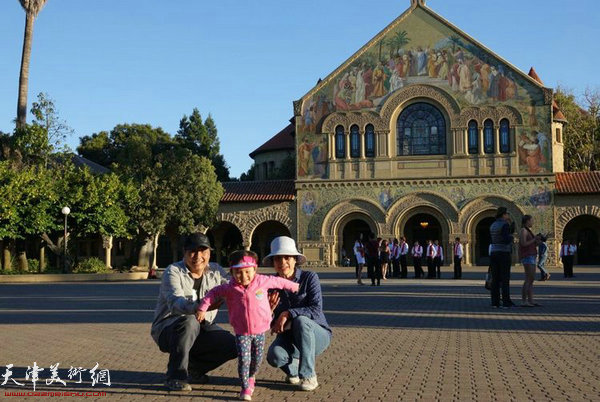 图为张永敬教授参观斯坦福大学