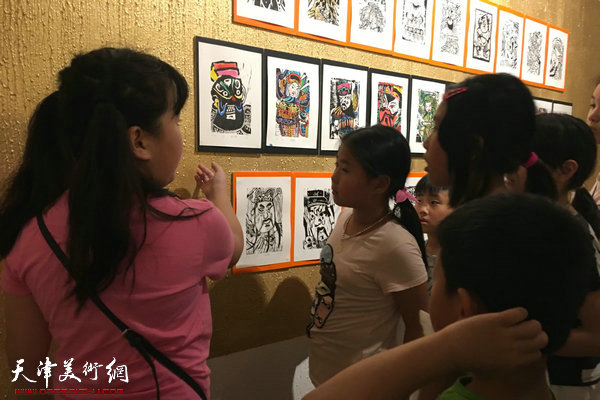 学员为米兰新启点中文学校学生讲解版画作品
