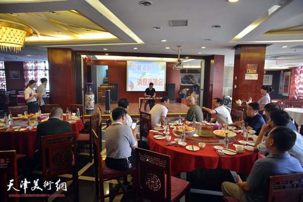 天津巨龙画院“消夏演唱会”在江泽福轩大饭店举行