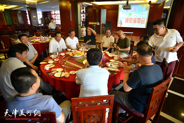 天津巨龙画院“消夏演唱会”在江泽福轩大饭店举行。