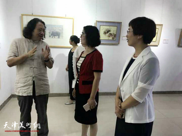 永清县县委常委、宣传部长李萍，永清县副县长李倩参观展览。