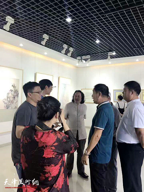 贾广健与来宾参观展览。