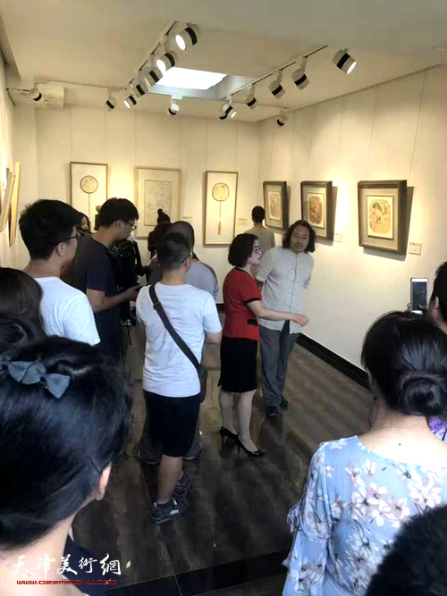 贾广健与来宾参观展览。