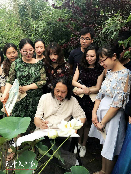 展览同时，贾广健老师举行了写生活动。