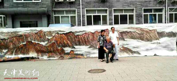 年维泗、薛立、史召环在巨幅山水画“万山红遍层林尽染”前。