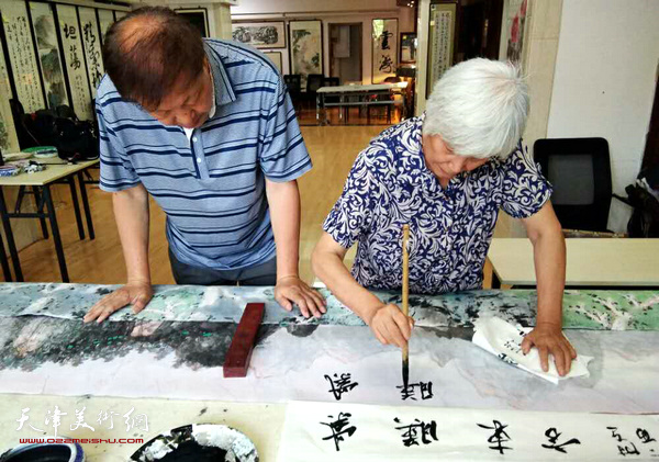 刘春雨为郝宝善作品“紫映东方”题款。