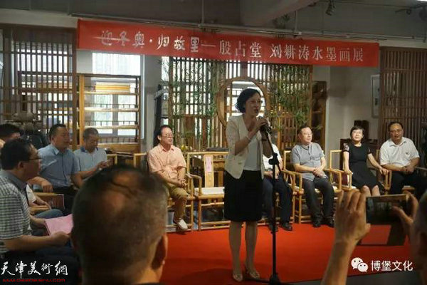 张家口市文联党组书记、主席王芳宣布画展开幕。