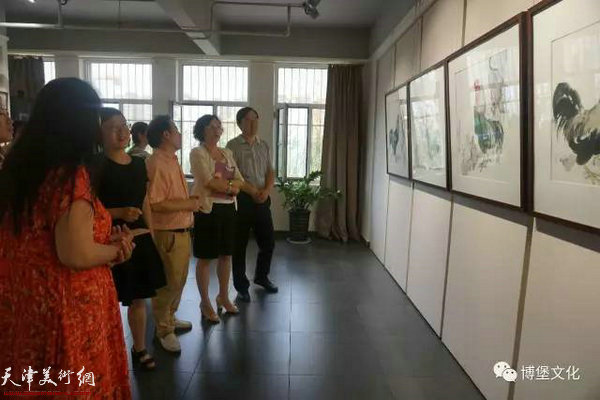 张家口市文联党组书记、主席王芳和艺术家一起观摩参展作品