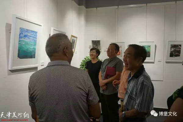 殷占堂先生与老同事，张家口电视台党委书记台长刘喜、市侨联副主席郑晓霞一起观看画展。