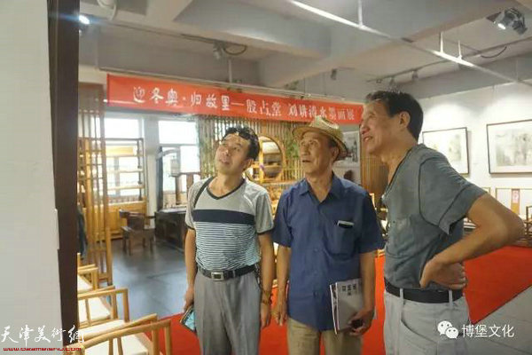 刘耕涛先生和老同学，张家口市美协名誉主席兰瑞山、美术家武原先生一起观赏展览。