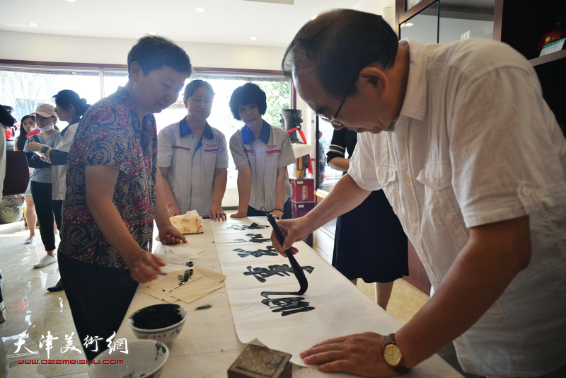 许鸿茹、陈宁在活动现场。