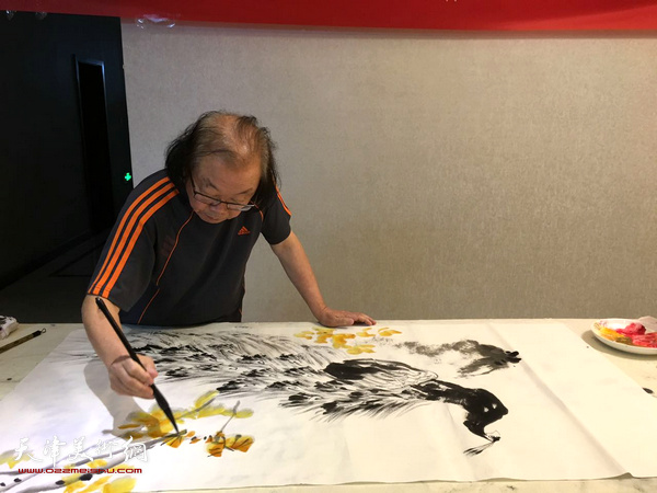 董振涛在茶乡创作。