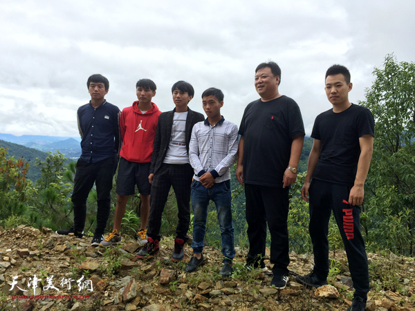 夏慈举（右二）与当地少数民族青年在茶乡。