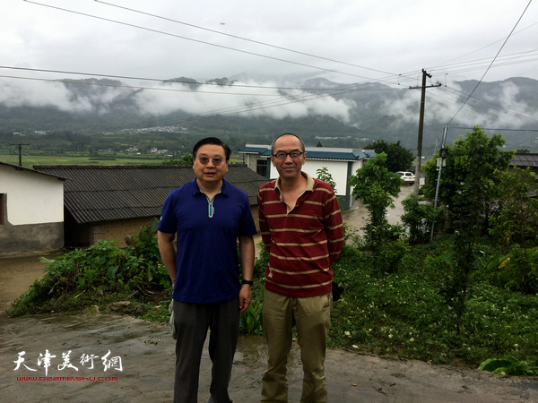 王宏、包仲川在茶乡采风。