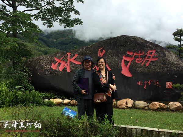 董振涛、谭翃晶在冰岛湖采风。