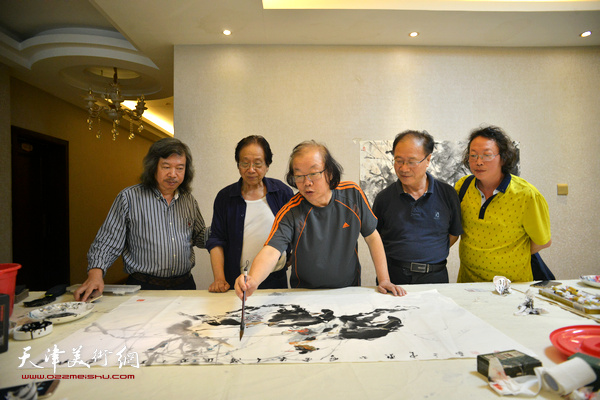 左起：杨国平、张青渠、董振涛、庞黎明、董振智在勐库创作。