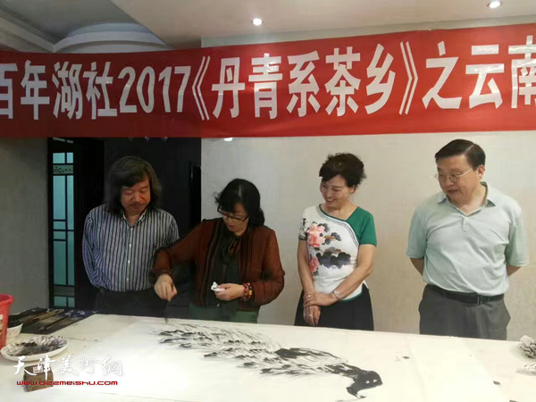 左起：杨国平、谭翃晶、欧阳慧龄、王宏在勐库创作。