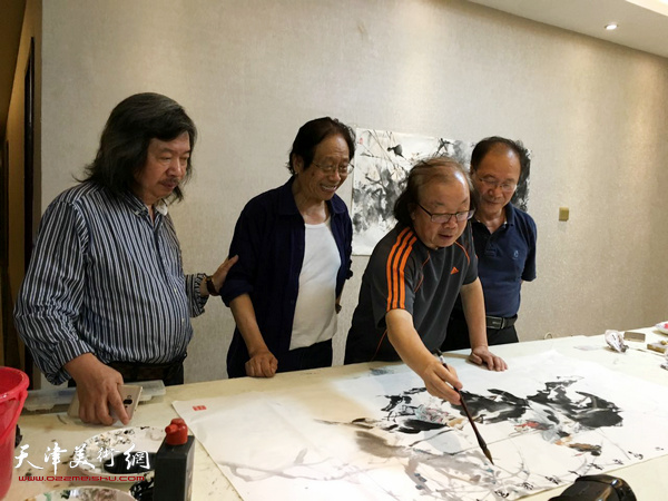 左起：杨国平、张青渠、董振涛、庞黎明在勐库创作。