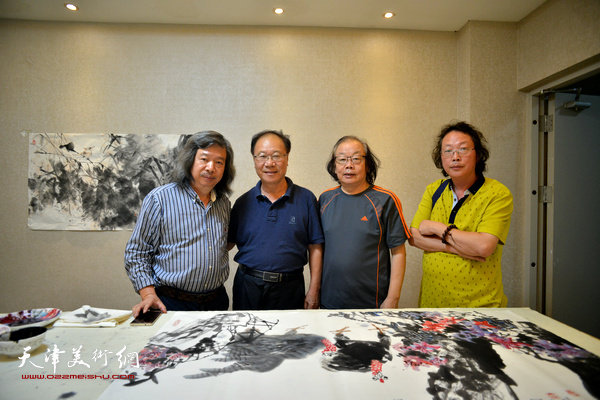 左起：杨国平、庞黎明、董振涛、董振智在勐库创作。