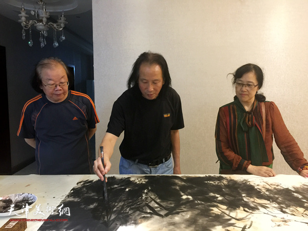 左起：董振涛、周世麟、谭翃晶在勐库创作。