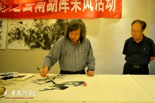 杨国平在勐库创作。