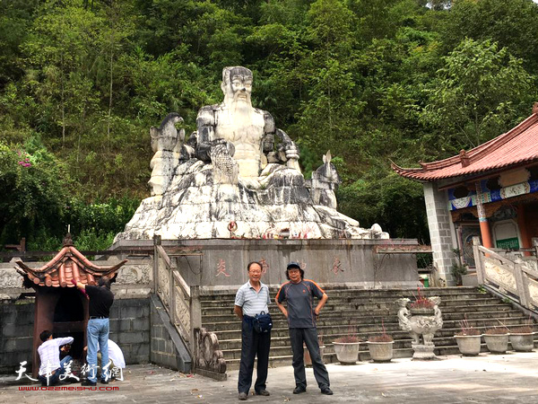 庞黎明、董振涛祭拜茶神。